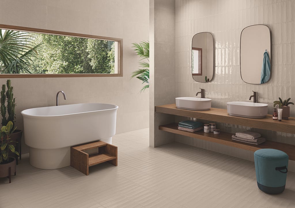 Creme- und beigefarbene Fliesen im Bad stehen für Natürlichkeit, zeitlose Eleganz und lassen sich noch dazu hervorragend mit Holztönen kombinieren.