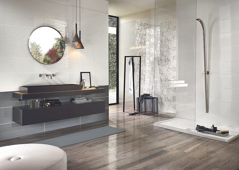 Nasszelle mit rustikalem Charme: Holzfliesen sorgen für einen modernen Stil im Badezimmer