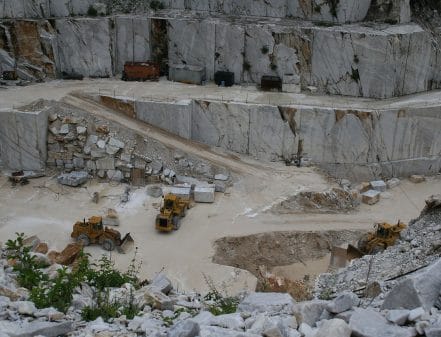 Marmorsteinbruch bei Carrara. Quelle: wikimedia.org